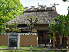 中津城のそばには、福沢諭吉の旧居があります。
福沢諭吉が1歳半で父が亡くなったため、大阪の蔵屋敷から、この家に戻って来ました。
