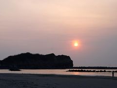 イタンキ浜にあるという　鯨半島　陽が上る
