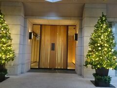 「ザ・プリンスさくらタワー東京」

「グランドプリンスホテル高輪」同様こちらも正面玄関の両側に飾ってあった。
ただし外側。

きっと来館者はこの入口を見て感激するだろう。
ゴールドの光が重厚で温かく迎えるからだ。

一点、確認し忘れたことに気が付いた
本物の木かどうか・・・。

来年もまた企画してみようか(笑)
