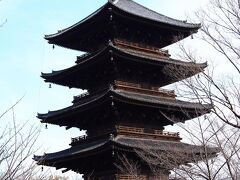 京の冬の旅…東寺では、徳川三代将軍家光が再建した五重塔初層内部に安置されている、大日如来に見立てた心柱を囲む金剛界四仏を拝観。
金剛界四仏と八体の脇待が配置された各如来が三尊形式なのは珍しいスタイルだそうで、塔の壁面には7人の中国僧に空海を加えた真言八祖の壁画も描かれている。
大半が色褪せてしまっているけどかつては極彩色で彩られ、美しく華やかな真言密教の世界を想像することができた。