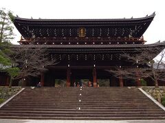 京の冬の旅のラストに選んだのは知恩院。
昔からご縁がある寺院だけど訪れるのは本当に久しぶり。
立派な三門上部に掲げられている「華頂山」の額は、小さく見えるけどなんと大き畳二畳以上もあるのだそう。