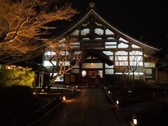 昨日周りきれなかった京都東山花灯路の続きを巡るため高台寺へ。
こちらも昼間に京の冬の旅の特別公開が行われているけど、夜の方が気になったので陽が落ちてから訪れた。