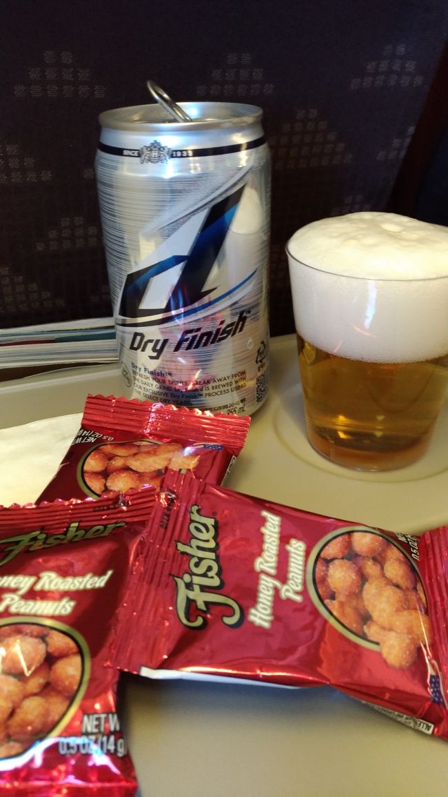 PM2：00過ぎにシンガポールへ。コリアンビールとナッツ。<br />何故だかCAさんがどっさりくれました。コリアンビール案外美味しい。