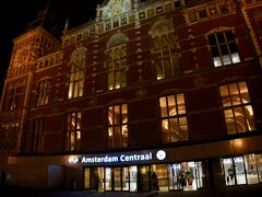 朝のアムステルダム中央駅。７時前ですがまだ暗いです。

