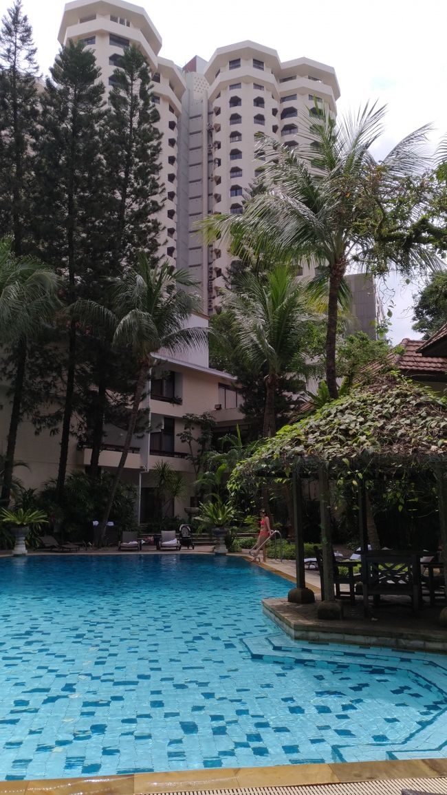 ホテルに2つあるプールの内、こじんまりした方のプール。<br />欧米のご家族や年配のご夫婦がゆったり寛いでいました。<br />