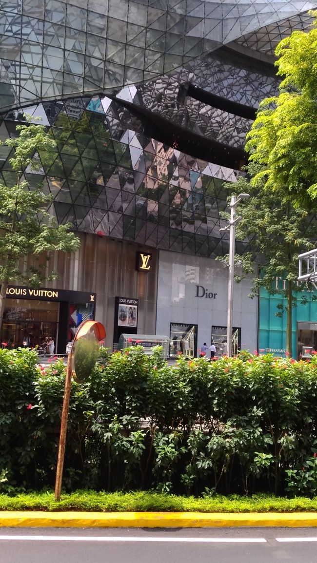 IONのブランドショップでは、シャンパン片手にお買い物する中国人が。<br />すげー。