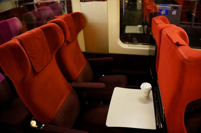 座席はこんな感じ。窓の位置がちょっと微妙ですが、新幹線のグリーン車並の座り心地。車体と同様赤が基調の車内デザイン。<br /><br />アムステルダム中央を出発時は車内はガランとしていましたが、スキポール空港、ロッテルダム中央を経由するうちに満席に。