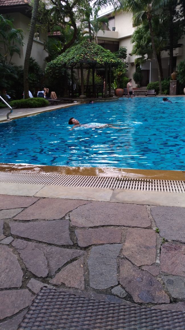 マイナス世界から30℃越えのシンガポール。<br />街歩きに疲れ、かぁさんは水遊びです。気持ち良かった。