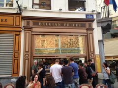 グランプラスのすぐ近くにあるポテトのお店です

大行列が出来ていました

早速購入し美味しく頂きました（写真がなくてすみません）