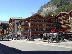 ツェルマット駅に到着。

ツェルマットも環境保全のために
電気自動車か馬車なんですね。
