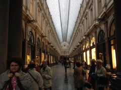 ギャルリーサンチュベールという大きな通りです

お土産屋さんやチョコレートのお店が沢山並んでいます