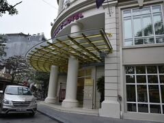 夜の十時半頃にホテルに着きました
空港で一万円をドンと交換１９４００００ドンでした
二、三軒交換所ありましたがみんな同じレートでした
二日目は、二時間時差があるので五時には目が覚めちゃいました
泊まったホテルです。ハノイ駅そばでした。六時頃に明るくなったので
ホテル近くを散策