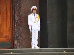 三日目はハイフォンから四時間かけてハノイに戻ってきました
午後から市内観光です
まずはホーチミン廊ちょうど交代の時間で閲兵式が見れました