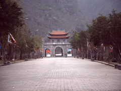 次はホアルーです20分位で着きました
ディン ティエン ホアン廟の観光です
日本のお寺さんですね、1000年の歴史の古都