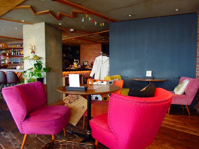 素敵な店内(ﾟ∇^d) ｸﾞｯ!!<br />好みのインテリアで、色彩も良い感じ～♪<br />先客はまだ一組だけで、広々として落ち着いた空間.。o○