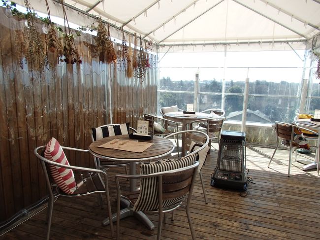 どっちも魅力的ですが、室内の可愛い椅子に座りたかったので、室内の席に決定♪