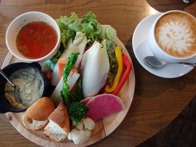 【熱々アンチョビ＆ブロッコリーソースのバーニャカウダ】￥1000<br />ミクソロジージュース、選べる前菜2品、バケット、スープ、ドリンク付き<br />野菜はどれも甘みがあって新鮮でシャキシャキでした♪<br />