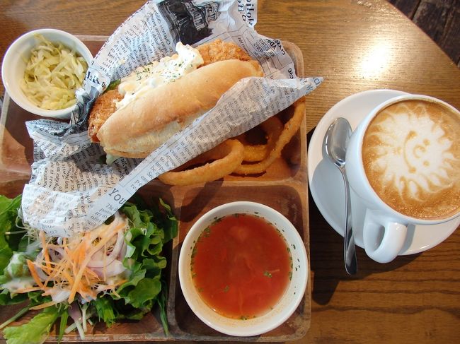 【自家製タルタルソースの熱々海老カツサンド】￥1000<br />ぷりぷりの海老カツがロールパンでサンドされています。味付けも、パンも美味しく<br />もちろんエビもぷりぷりでとっても美味しかったです♪<br />この内容で1000円なんて安い！才才－!!w(ﾟoﾟ*)w<br />飛び込みで入ったカフェだったけど、内装も可愛く、お料理も安くて美味しく、そして<br />ゆったりした座席の配置で寛げて心地良いカフェでしたъ( ﾟｰ^)ｲｪｰ♪