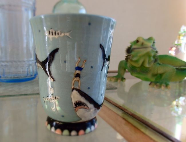 翌日は、新宿へ～<br />伊勢丹のリビング館に行くと、丁度「暮らしの道具店」が開催中。<br />全国色々な作家さんの商品が販売されています。<br />そこで見つけたのが、この「スナフジタ」さんの湯呑<br />なんて可愛いデザインなのでしょう！色といい、描かれている海の魚達<br />そしてユニークな人間。丁度２個販売されています。<br />欲しいケド、結構なお値段・・・(^_^;)<br />妹とひとまずランチして、購入を検討します。手描きの１点物だし・・<br />ネットでも購入出来ないし・・・