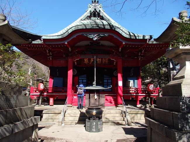 【弁財天】<br />本堂の前に常香炉がありました。早速お線香を買って、顔に煙をかけます。<br />「シワ、シミ、タルミが無くなります様に！」<br />次は本堂前のおさい銭箱におさい銭を入れて、「お金持ちになれますように～」<br />パンパン(・人・) <br />