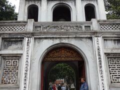 文廟は孔子を祀るため１０７０年に建立され、ベトナム最古の大学でもありました。現在も学問の神様として受験前の学生が参拝するなど信仰をあつめているようです。機内で話した留学生も受験前に行ったと言ってました。日本の大宰府天満宮や湯島天神のような存在なのですね。

四方を塀に囲まれていて入り口は南端の１か所しかありません。北側に到着してしまったのでぐるっと半周。結構距離がありました。
こちらが文廟の入り口。左側に受付があり入場券を購入。大人１人３万ドン（１５０円）。
表門は洋式。
チケット確認するおじさんが素敵な笑顔で迎えてくれました。
