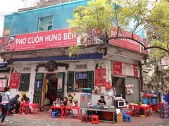 また３０分の道のりを歩いてタイ湖南部へ戻り、チュックバック湖のほとりにあるフォークォンフンベンへ。
フォークォンはカット前の平たい生地で牛肉炒め・パクチー等を巻いた巻きフォー。ベトナムのソウルフードのフォーですが、変わり種フォーは限られたお店でしか食べられないようで、この通りはフォークォンのお店がたくさん集まっているようです。
現地人御用達の路面のローテーブル・ローベンチの席で頂きます。