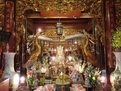 旧市街散策開始。
白馬最霊祠はハノイの東西南北を守るハノイ四鎮の一つで、築１０００年を超えるハノイ最古のお寺。（最古の寺たくさんありますね。）