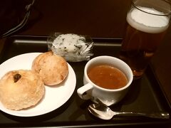 仕事を終えて羽田空港にやって来た。
那覇行き最終便だと会社帰りに使えるので便利なんですよね。

晩ご飯？的にラウンジでいただきました～。
カレーパンは外しません！