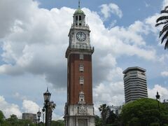 　ＮＹをぷらついた後、夜行便飛行機でブエノスアイレスへ。さすがに2度目の10時間を超すエコノミーはきつい。ただ、アメリカンの機内エンターテイメントは南米便でも日本語サービスがあり。映画「SALT」などを観つつ、疲れもあってそれなりに寝ての10時間でした。 
　さて、11月半ばといえば南半球は初夏。ということで、ブエノスアイレスは陽射し晴れも強く、長袖では暑い。バスで街中に到着した後、荷物を背負いながら、ターミナルすぐ近くの英国塔へ。この塔は1916年アルゼンチン独立100周年を記念して英国から寄贈されたもの。フォークランド紛争の際は格好の標的になり、かなりの部分が壊されたとか