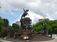 サンマルティン将軍（南米各国をスペインから独立させるのに活躍したアルゼンチン出身の軍人・政治家）の騎馬像が立つサンマルティン広場を観光しつつ歩くと、少し汗ばむ感じ。そりゃ長袖だもんね。とはいえ、カラッとしているので、それほど不快ではありません