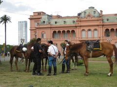 騎馬警察隊の人たちかな。大統領府周辺は5月広場といって大統領就任式、デモ、集会など、ことあるごとに大勢の人が集まるという