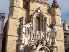 すぐに5月8日広場のサンタクルス修道院に到着。
ああ、やっぱりすごいわ。　中にも入らせてもらいましたが観光客はほとんどおらず、地元の信者さんがお祈りしておられました。