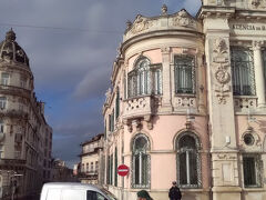 フロントのお兄さんの教え通りに。
まずホテルの隣、ポルタジェン広場。
左の建物がホテルを横から見たところ。この角にある部屋は「ロマンティックルーム」。
右側の建物には銀行が入ってました。