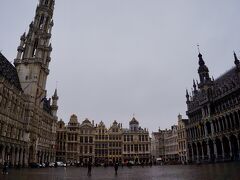 世界で最も美しい広場とされる世界遺産グラン・プラス広場。
こうして世界遺産が街中にあり、生活の一部として使われているのもヨーロッパの特徴ですよね。
天気があいにくなのは残念ですが、建物の雰囲気はアムステルダムとはまた違った感じがします。