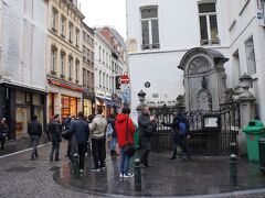 小便小僧も歩いて５分ほどでした。
周囲にはワッフルやチョコのお店がたくさんありました。