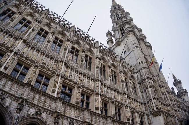 市庁舎です。<br />周囲の建物は紛争で一旦焼け落ちたみたいですが、市庁舎だけが1455年の建築当時のまま残っているそう。<br /><br />ちなみに夜にはライトアップされて、めちゃくちゃ綺麗だそう。