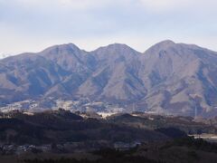 左から十二ヶ岳、中ノ岳、小野子山。
小野子山（1,208m）は直線距離で約9.5km。