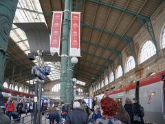 パリ北駅に到着。ホームでは警察が手荷物検査をしていたり、どことなく物々しさがあります。

ここから本日の宿があるレンヌを目指すべく、パリモンパルナス駅に地下鉄で移動です。

パリは北駅、東駅、モンパルナス駅などのターミナル駅が複数あるので、自分が乗車する列車がどのターミナルに発着するか正しく把握しておかないと、乗り遅れてしまうのでご注意。