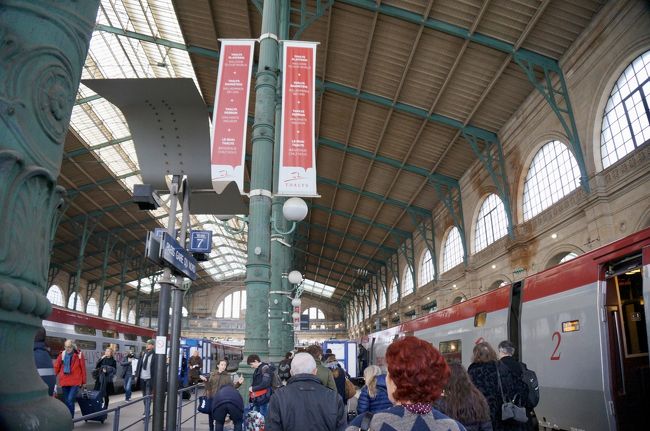 パリ北駅に到着。ホームでは警察が手荷物検査をしていたり、どことなく物々しさがあります。<br /><br />ここから本日の宿があるレンヌを目指すべく、パリモンパルナス駅に地下鉄で移動です。<br /><br />パリは北駅、東駅、モンパルナス駅などのターミナル駅が複数あるので、自分が乗車する列車がどのターミナルに発着するか正しく把握しておかないと、乗り遅れてしまうのでご注意。