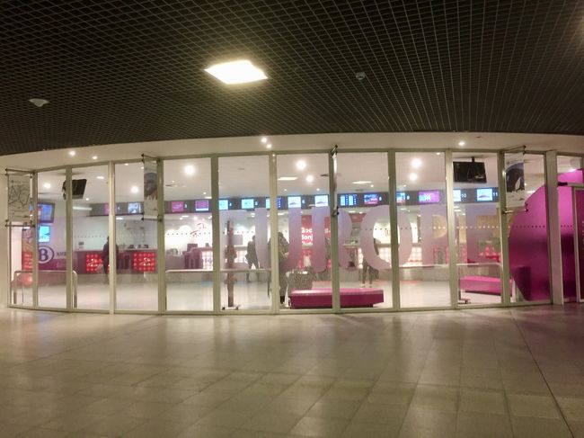 ブリュッセル南駅に戻ります。<br /><br />日本でいうみどりの窓口的な場所。<br />かっこよかったんで、撮ってしまいました。