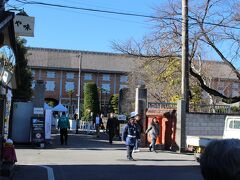 富岡製糸場の正門。１見すると昔の学校のようだ。こんな高校が幾つもあった。