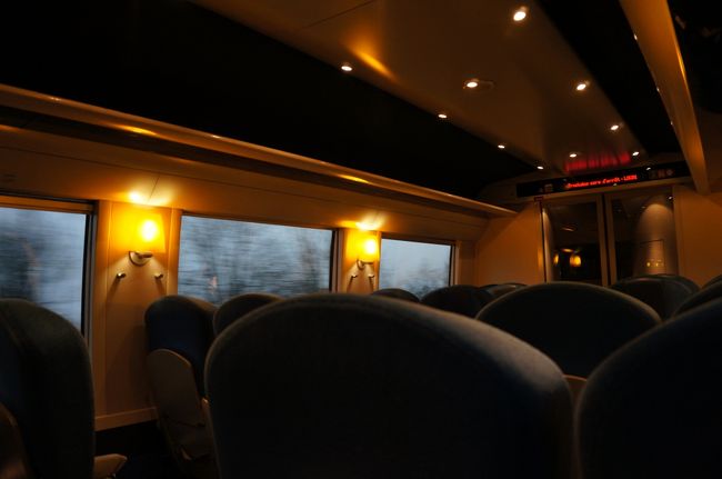 レンヌゆきの車内。普通列車ですが、内装は完全に特急仕様です。シートもふかふかで快適！<br />そして普通列車のわりにかなり飛ばします。体感ですが150km/hは出てたような気が。