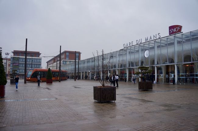 ル・マン駅前。トラムとバスが充実しています。
