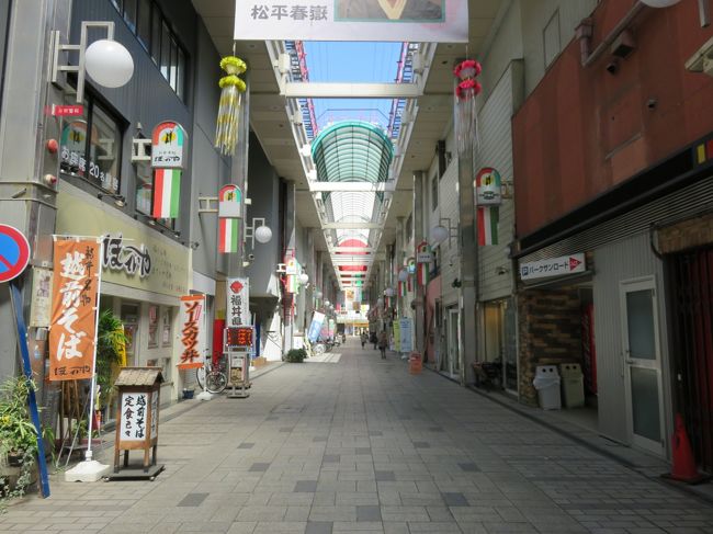 駅前のアーケード街。<br />昼は機能しています。