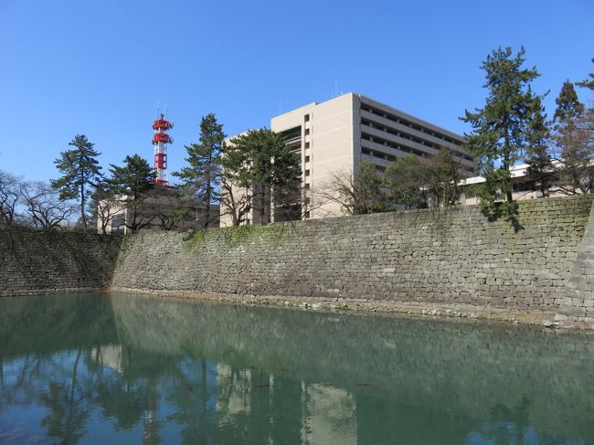福井県庁。<br />福井城跡にあります。<br />どこの県庁も城の近くにありますね。<br />