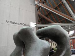 鉛筆の建物の北隣にあるのがオンタリオ美術館。