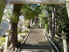 伊豆山神社へは長い階段を登ります。