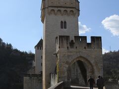 「ヴァラントレ橋（Pont Valentre)」は
1308年に起工後、1378年にやっと完成した
“カオール(Cahors)のシンボル”、、

全長  138 m、、
６つのアーチと３つの塔、、
カオール(Cahors)の“石”で造られた
お城の様な美しい外観を持つ橋です。