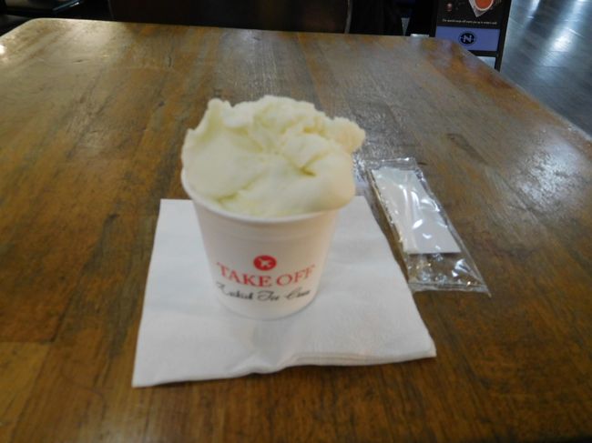 前回食べ損ねたトルコアイスに挑戦。たしか７ユーロととても高かったですが、美味しかった。<br /><br />リスボンへの乗継便では、私の搭乗券を見ると、係員は「？」といった顔をして、パソコンで何か確認していました。問題無かったようでそのまま機内に入り、座席に座っていると、女性がやって来て「その席は私の席です。」と、私と同じ座席番号が手書きされたチケットを見せてきました。<br />私が印刷された全日空の搭乗券を見せると「おぉ！」と小さな叫び声をあげました。少しして客室乗務員がやって来て、私のチケットをもって何か確認しに行きましたが、結局そのまま乗って行けたのでほっと胸をなでおろしました。<br />その後その女性を見かけなかったので、多分次便に回されたのではと思います。<br /><br />私はかなり後方の座席を指定おり、その便が満席だと分かったので、もし次の便に回されでもしたら嫌だなととても不安でした。もうこれ以上待つのはうんざりだったし。<br />