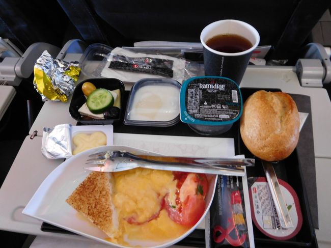 イスタンブールからリスボンへのフライトで出た機内食。<br />これはとても美味しかったです。